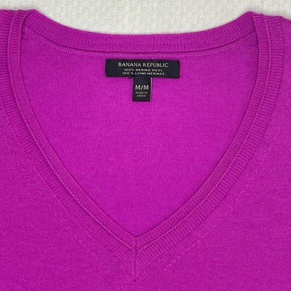 Banana Republic Magenta 100% Merino Wool Sweater – Size Medium - Picture 4 of 8